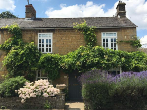 Wisteria Cottage, 5* location, parking, Bourton On The Water